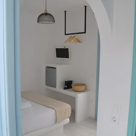 Plaka's Petite Seaside View *